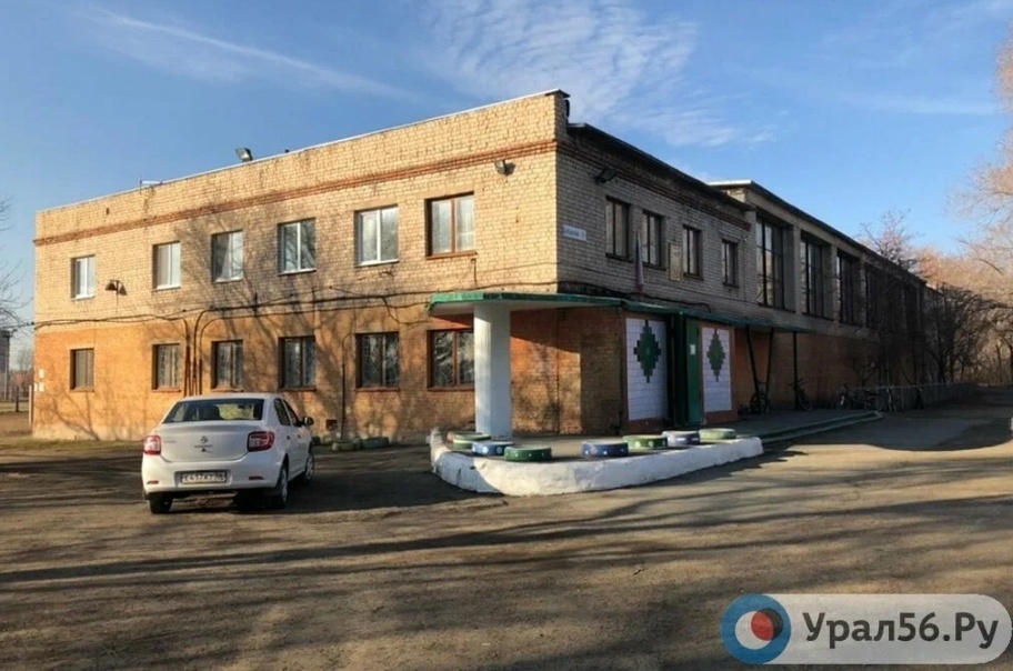    В спорткомплексе в парке Пищевик решили отремонтировать крышу. Подрядчику на это дадут месяц