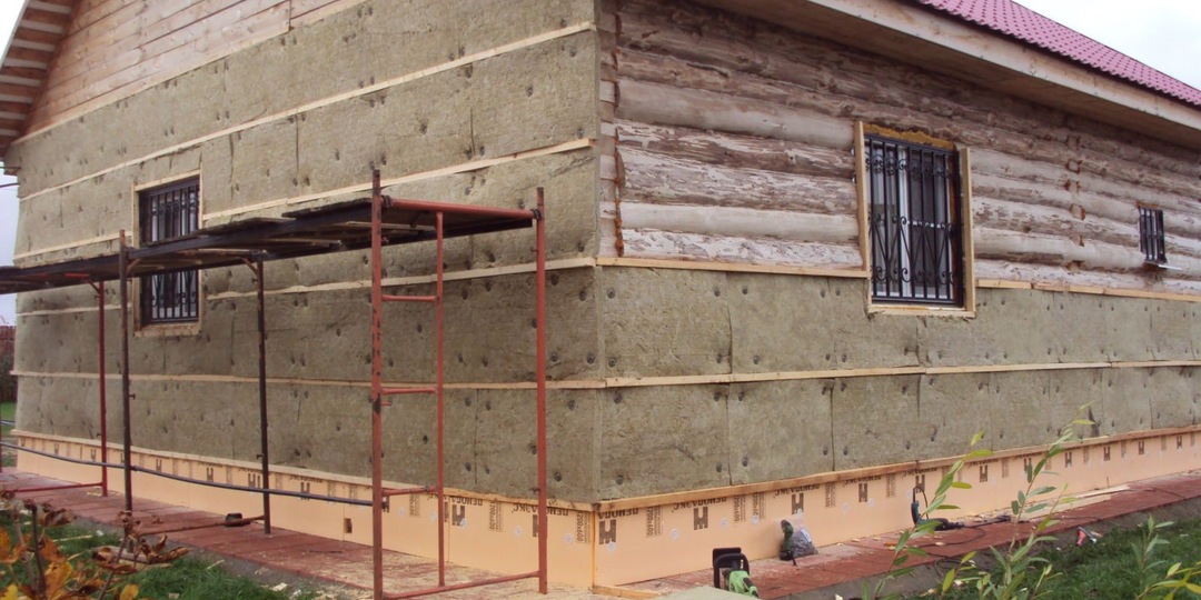 Почему утепление деревянного дома снаружи - это ошибка: как сохранить дерево живым?