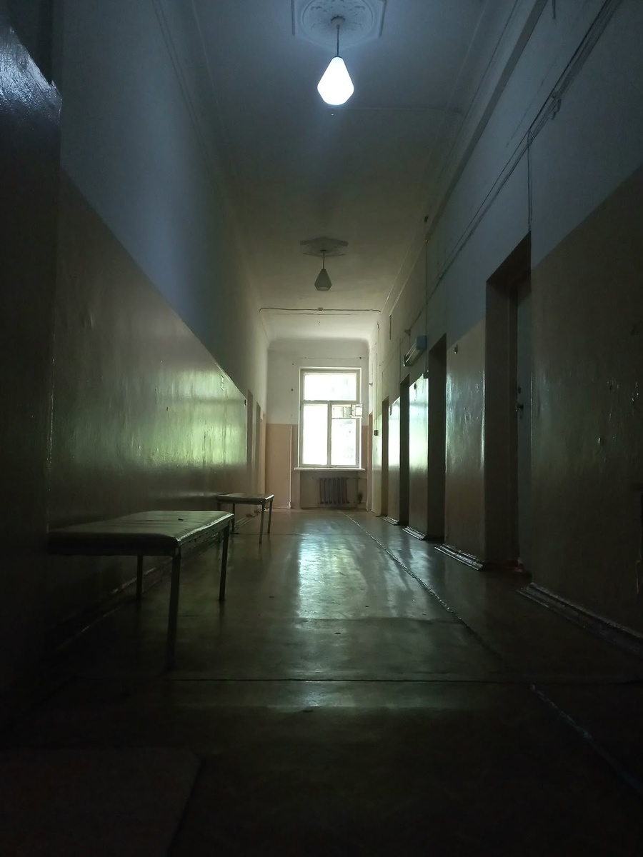 Мы с сестрами милосердия пришли в хоспис. Взяли у медсестёр список: палат, имен, процедур. Мне и сестре Марине достался Павел. Мы его уже знали — на прошлой неделе мыли, переодевали, меняли постель. А ещё — долго разговаривали. Не просто так, для фона, а чтобы он чувствовал: он не один. Мы снова вошли в его палату с улыбкой.

— Ну что, Павел, как настроение? - спросила Марина, распаковывая ножницы для педикюра.  

— Как у человека, который потерял интерес к жизни, - он слабо улыбнулся.  

Мы постарались его поддержать. Болтали о пустяках, спрашивали, чего бы ему вкусненького принести — фруктов, пирожков с мясом, конфет?  Паша покорно кивал, но больше всего он любил слушать. Слушать наши голоса, шёпот воды, скрип чистой простыни. 

— Ну как, Паш, полегчало? - когда всё было готово, я спросила.

Он посмотрел на меня — и вдруг его глаза засветились и по щеке покатилась слеза...  

— Знаешь… — голос его дрогнул, — я словно в спа-отеле “Бурдугуз” побывал.  

Мы с Мариной переглянулись. “Бурдугуз” — наш местный отель с дорогим спа (Иркутск), куда люди едут за роскошью. А он сказал это здесь. В хосписе.

Слёзы подступили к горлу. Это была не просто благодарность. Это было ощущение ценности, понимаете?! Он чувствовал себя не пациентом, не обузой, а гостем. И пока есть хоть один Паша, который после обычной ванны чувствует себя будто в спа-отеле — наше дело имеет смысл.

Сестра милосердия, руководитель благотворительных проектов в Иркутске Анастасия Старцева