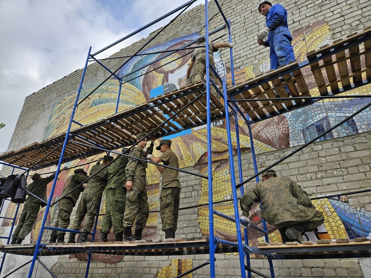    В минувшие выходные волонтеры помогали разобрать остатки мозаики