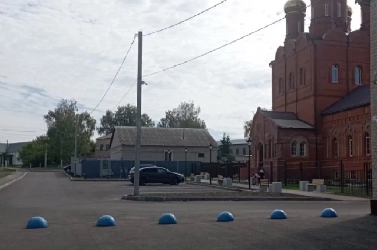    В Шемышейке привели в порядок площадь возле храма