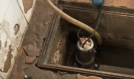     В Красноярске затопило переход через улицу Киренского