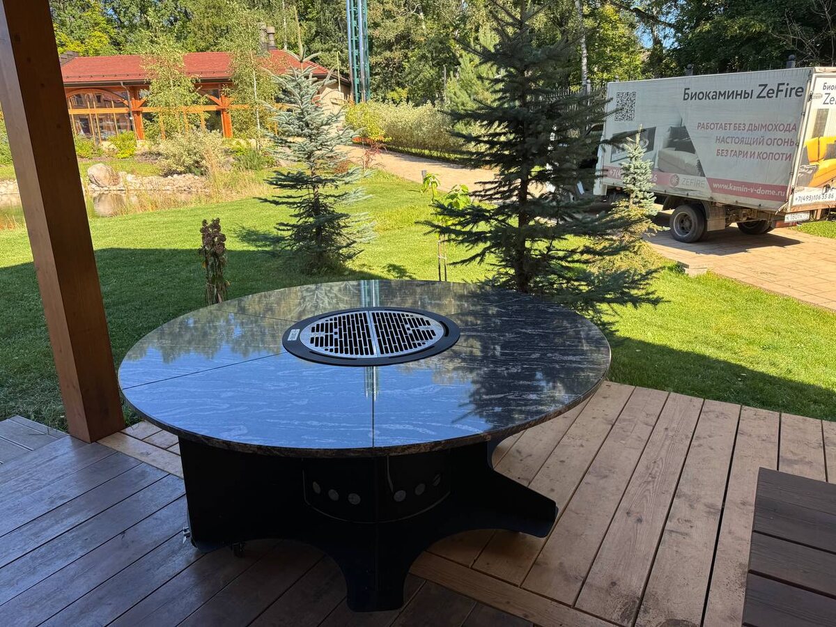 На фото гриль-стол ZEFIRE со столешницей из камня, из гранита.