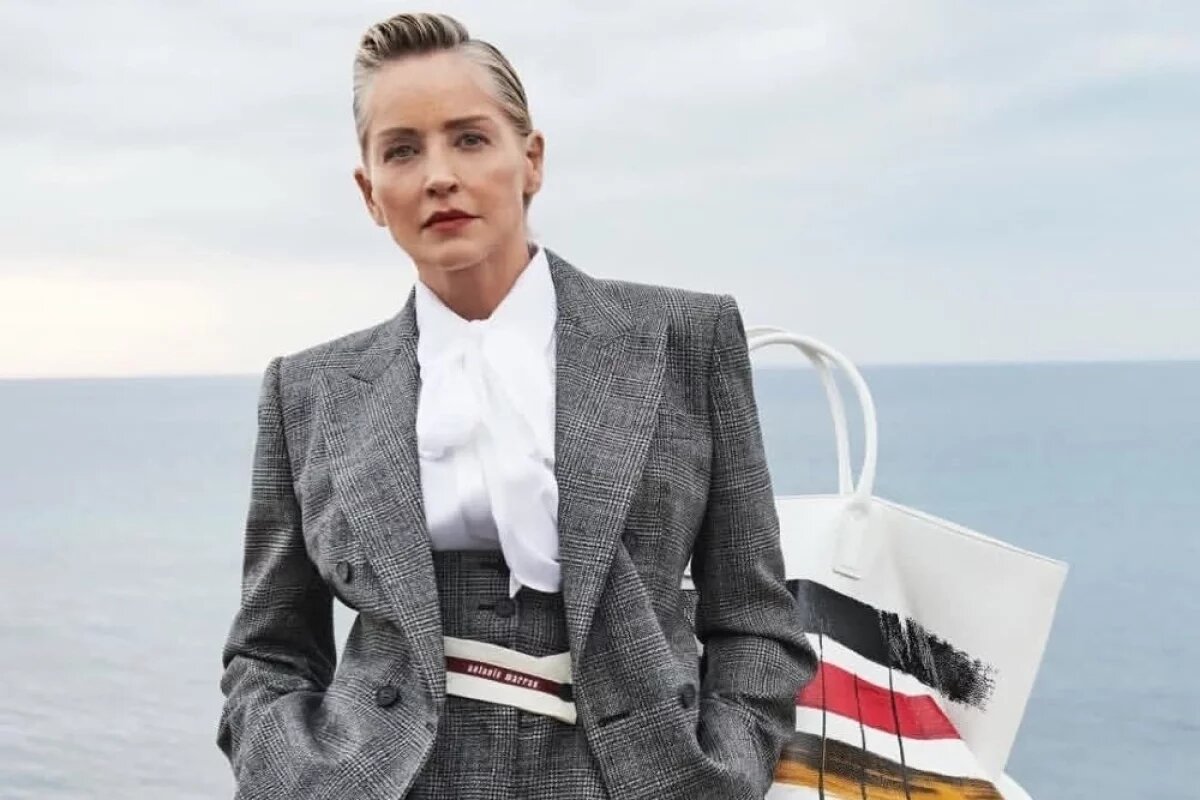    Врач разглядел на лице Стоун следы подтяжки и других процедур.