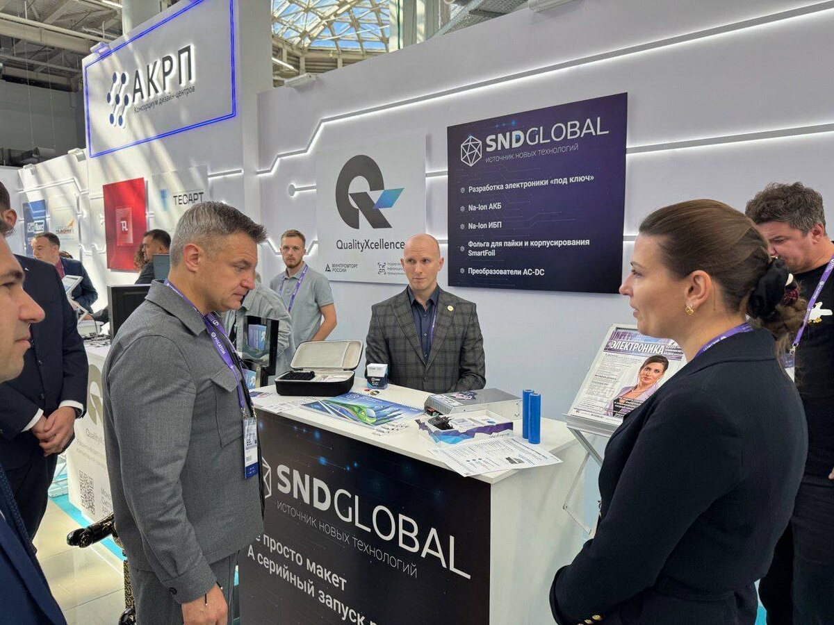 Фото SNDGLOBAL. Микроэлектроника 2025. Василий Викторович Шпак посещает стенд SNDGLOBAL.