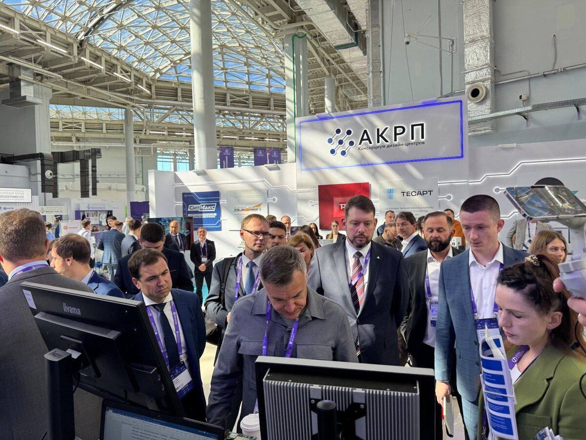 Фото SNDGLOBAL. Делегация Министерства промышленности и торговли РФ на стенде SNDGLOBAL. Микроэлектронрика 2025