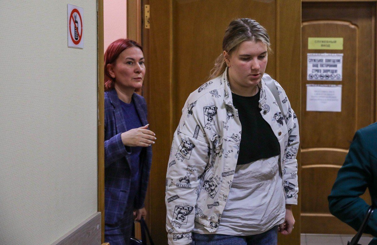    Екатерина Бурнашкина (справа) и её мать Елена в зале суда / Источник: © ИЗВЕСТИЯ/Пронина Марианна