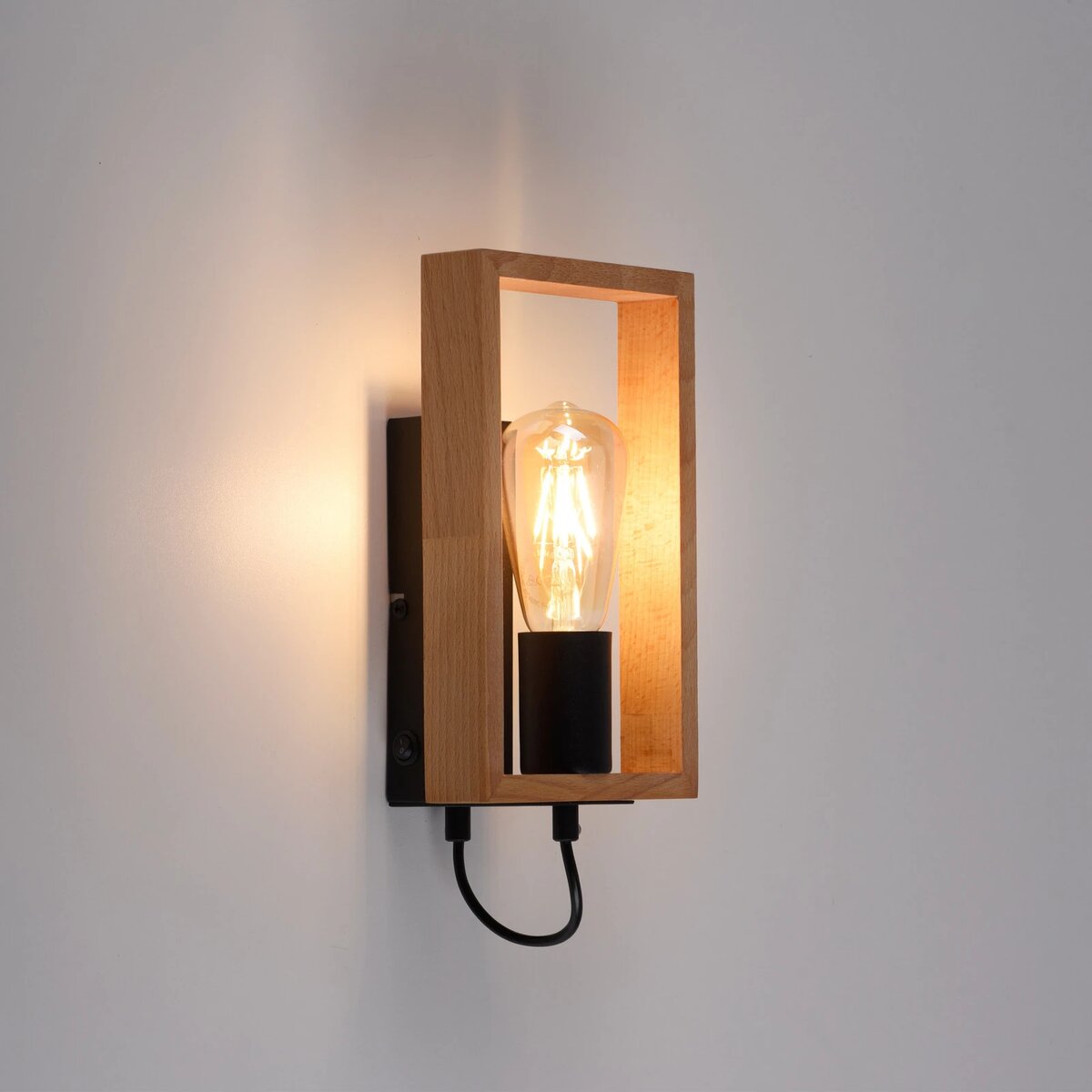 Настенный светильник в деревянном каркасе 