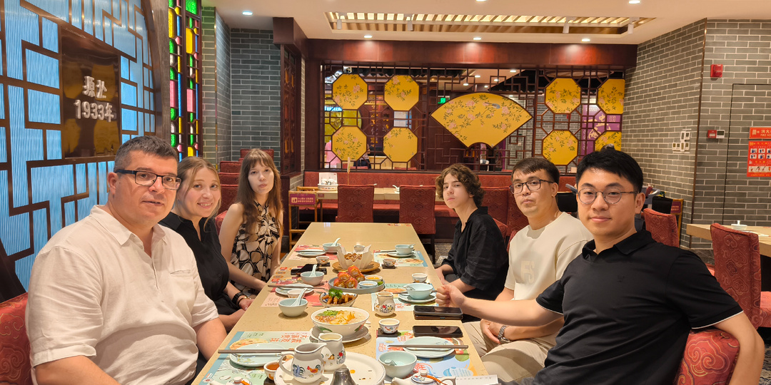 Китай Шанхай день первый. Неожиданный поворот в поездке. Обед.