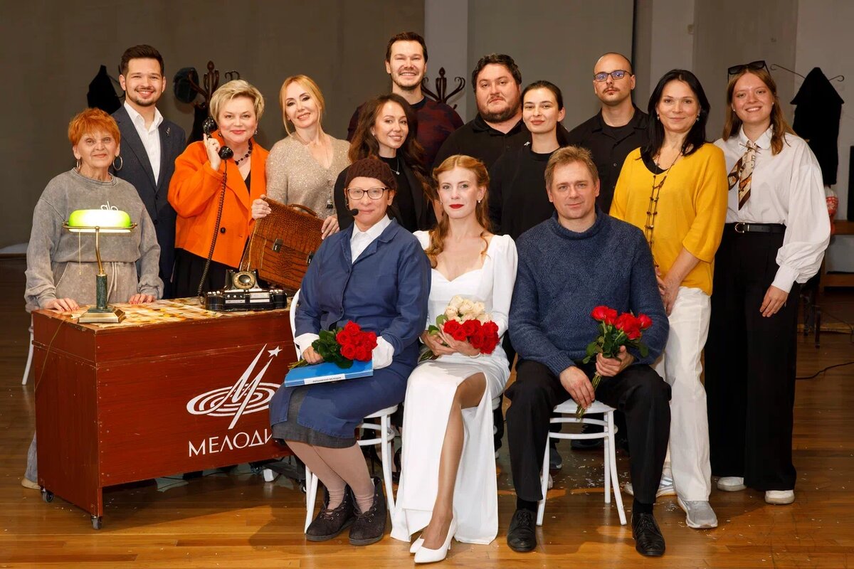 Ольга Соколова (третья слева во втором ряду), Карина Сердюченко (четвёртая слева во втором ряду) и представители дружественных театров после показа "Варшавской мелодии". Фото: Наталия Чебан.