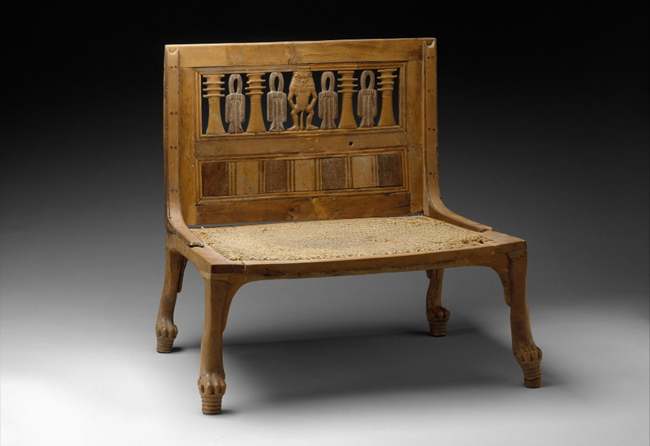 Кресло Хатнефера. Новое царство, ок. 1492-1473 гг. до н.э., 18-я династия. Материалы: самшит, кипарис, черное дерево, льняной шнур. 
Хатнефер была матерью Сененмута, одного из самых известных чиновников Хатшепсут. Ее нетронутая гробница была обнаружена египетской экспедицией музея в 1936 году. Стул Хатнефер - прекрасный образец египетской деревообработки. Различные элементы были собраны с помощью врезных столярных изделий; а для крепления шипов использовались колышки. Колышки также крепят скобы к спинке и сиденью. Места соединения были укреплены смолистым клеем. На спинке стула изображен ряд защитных символов. В центре изображен бог Бес; божество; которое защищало дом. 
