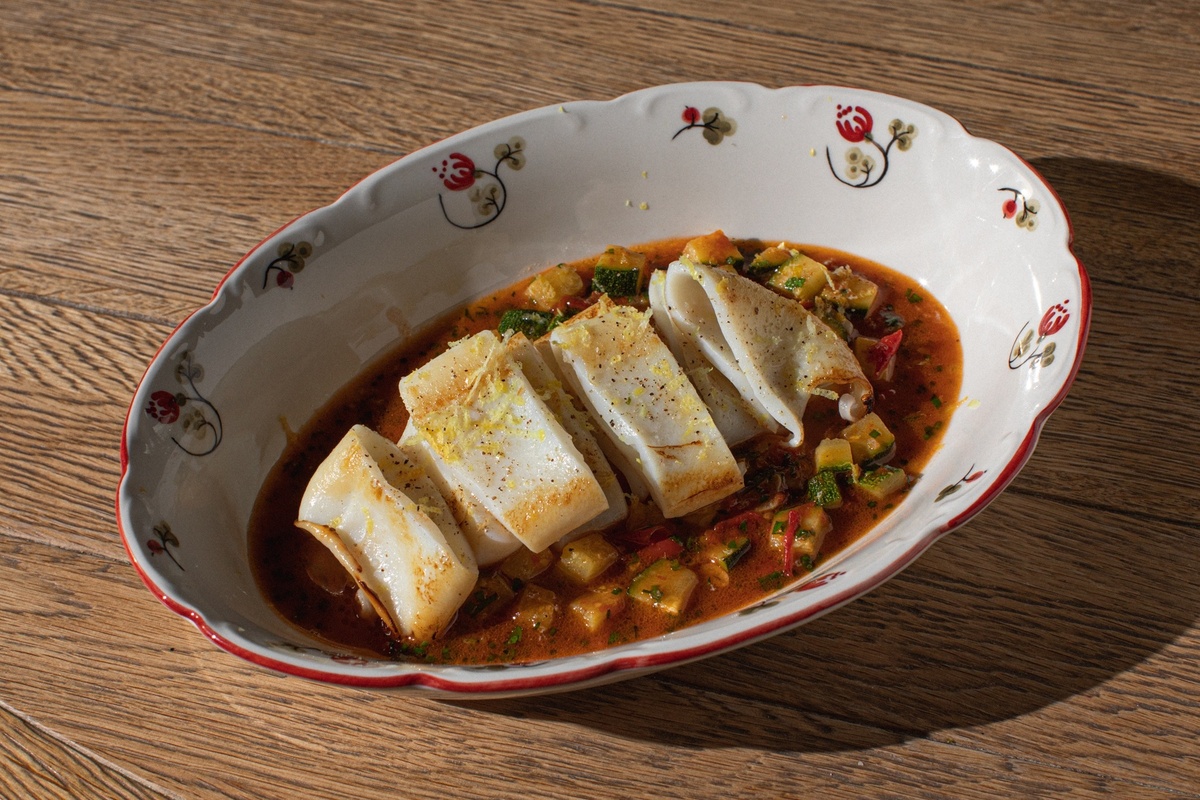 Кальмар с рагу из цукини, томатов и лимона