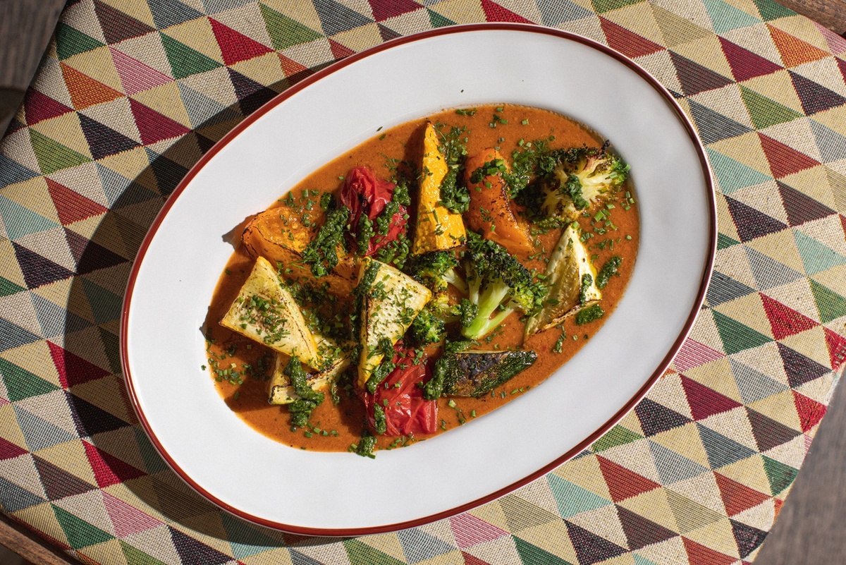 Сезонные овощи (кабачки, брокколи, томаты) с соусом ромеско и песто