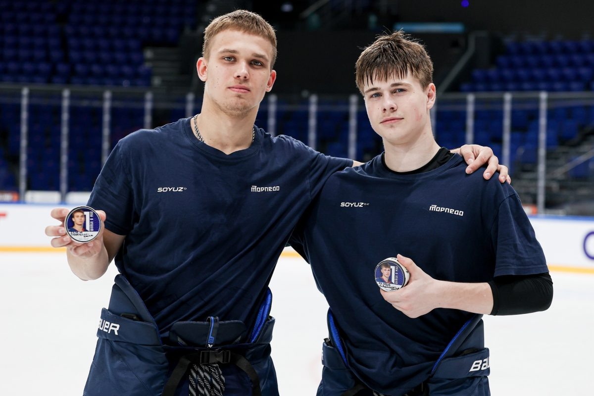    Нападающий Арсений Бессонов и защитник Сергей Гурьев открыли счёт своим голам в МХЛ