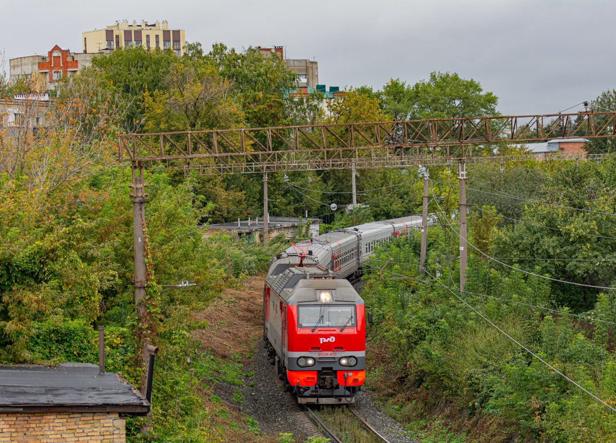 Электровоз ЭП2К-453 с пассажирским поездом 531/532 Киров - Анапа, следует по перегону Пенза-IV - Пенза-I.