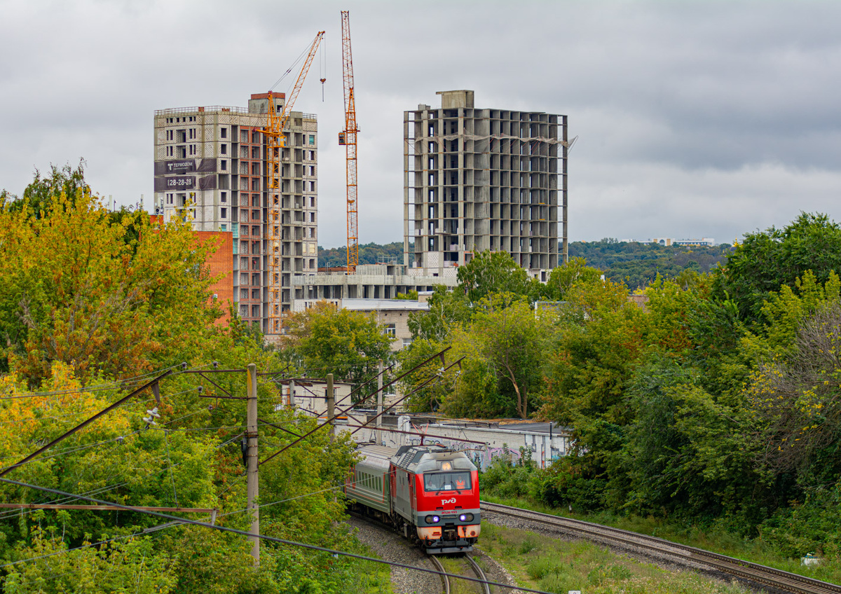 Электровоз ЭП2К-193 с поездом Пенза-Казань следует по перегону Пенза-I - Пенза-IV. 04.09.2025