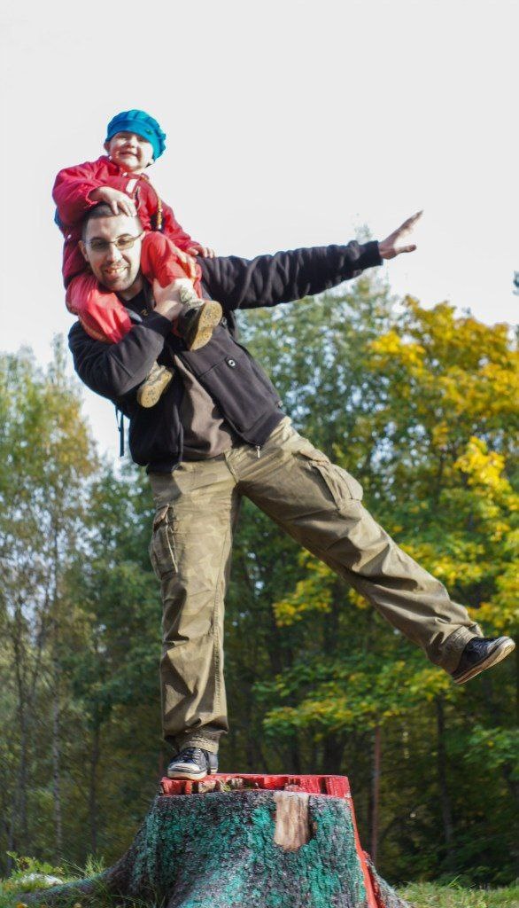 Вы видите только верхнюю часть меня и сверху детишечку. Потому что нижняя часть сливается с пейзажем!