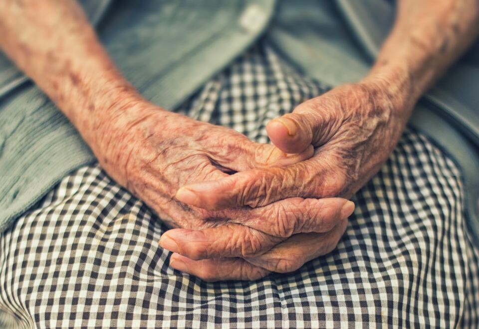    Пожилой человек. Пенсионер. Источник: unsplash.com