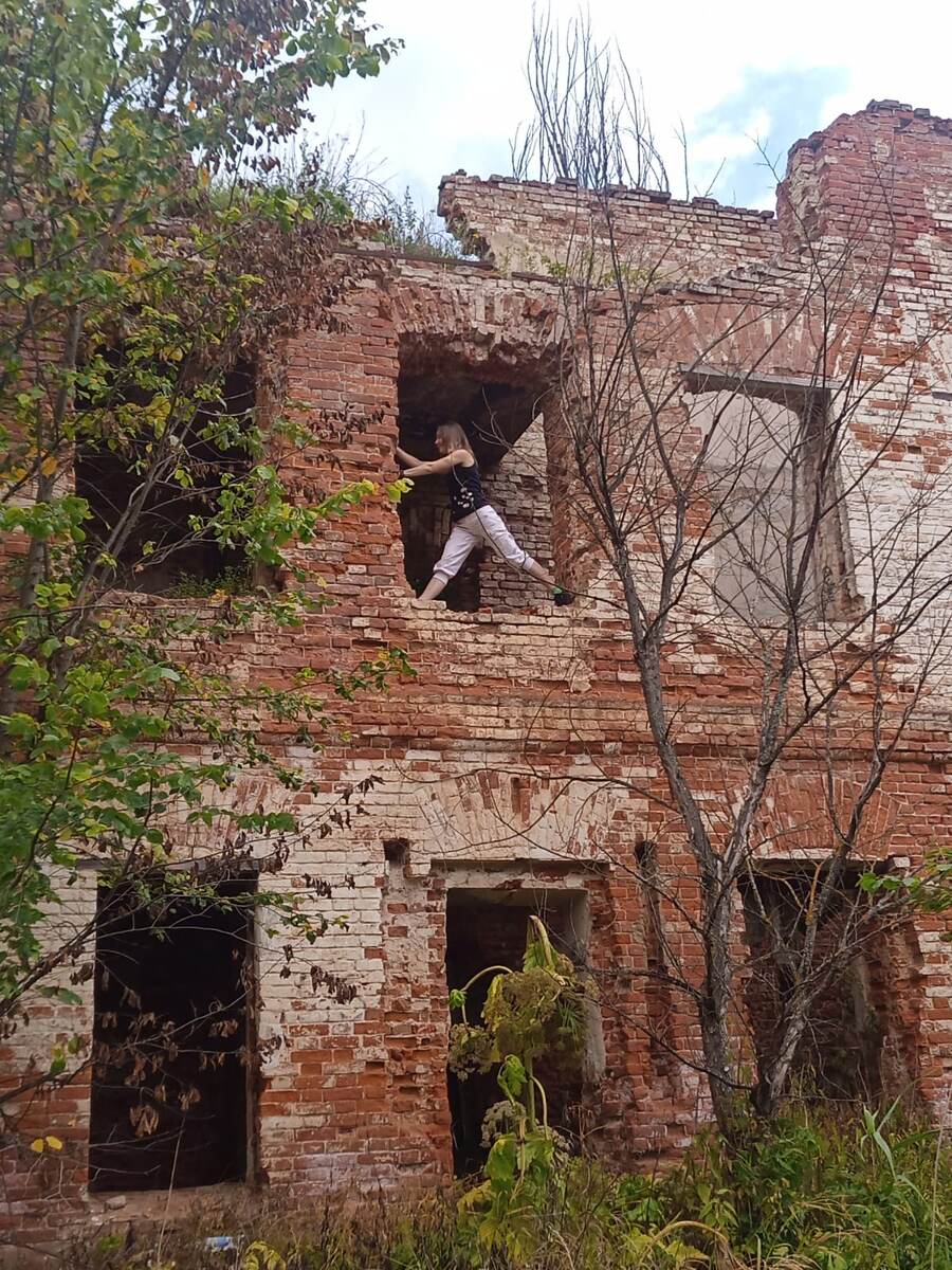 Это полуразрушенное здание символизирует лазейки и непонятные проходы, и где-то там пытаюсь пролезть я, но так, чтобы не сильно испачкаться 🤭 (Я сегодня прям мастер иносказательности, горжусь собой!)