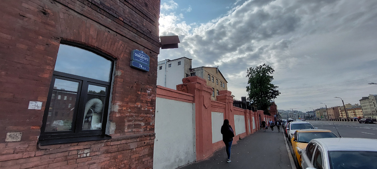 после таблички наб. Обводного канала 74 - мы почти на месте!