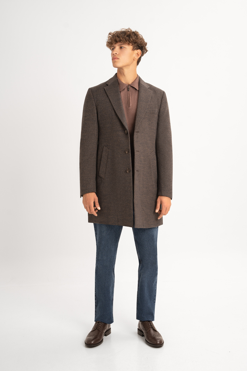 Прямые синие джинсы выглядят элегантно в любом сочетании, будь то рубашка, джемпер, пиджак или пальто