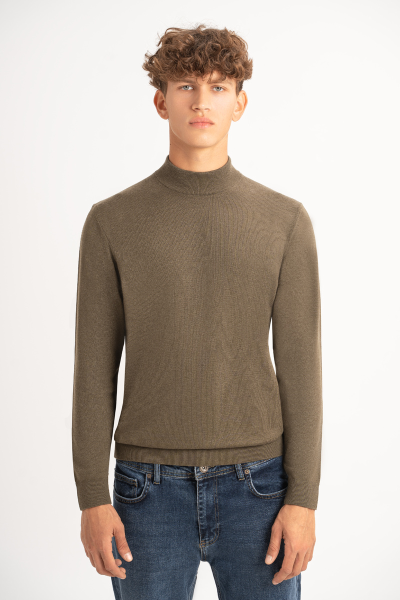 Водолазка в цвете хаки- еще один популярный базовый вариант на каждый день