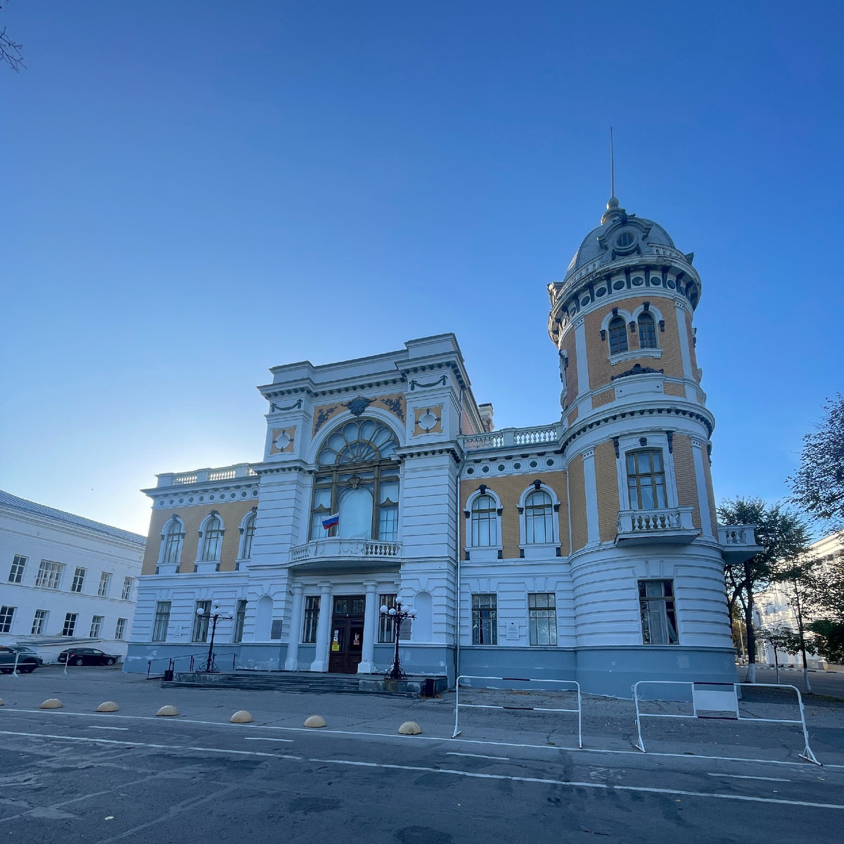 Дои-памятник И.А. Гончарову в Ульяновске, фото автора статьи