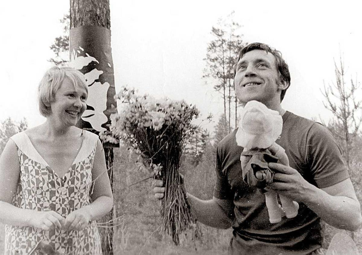 Это мое любимое фото Высоцкого. Здесь он - с актрисой Галиной Афанасьевой - организатором Лесного концерта Владимира Высоцкого