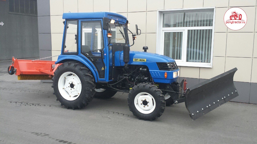 Коммунально-уборочная машина на базе мини-трактора Dongfeng DF-404 с кабиной (2012 г.). Фото автора.