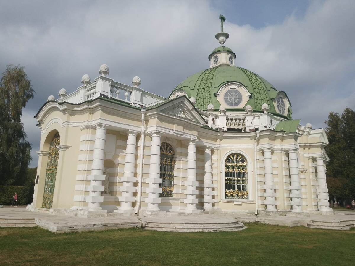 Павильон Грот в Кусково. Вид со стороны пруда. Фото автора.