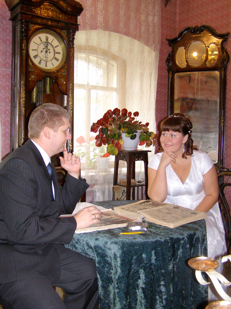 Фото из музея (вообще было не принято фотографировать свадьбы в краеведческом музее, но нас пустили, через несколько лет я там работала) 