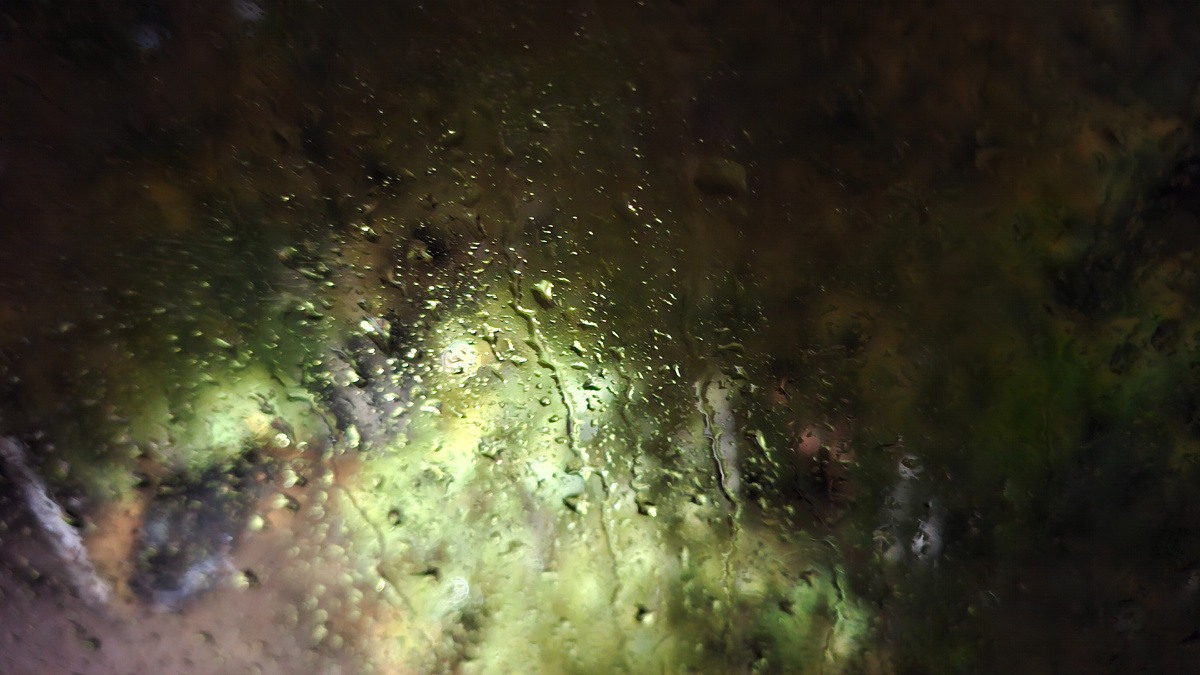 Окна заливает дождем