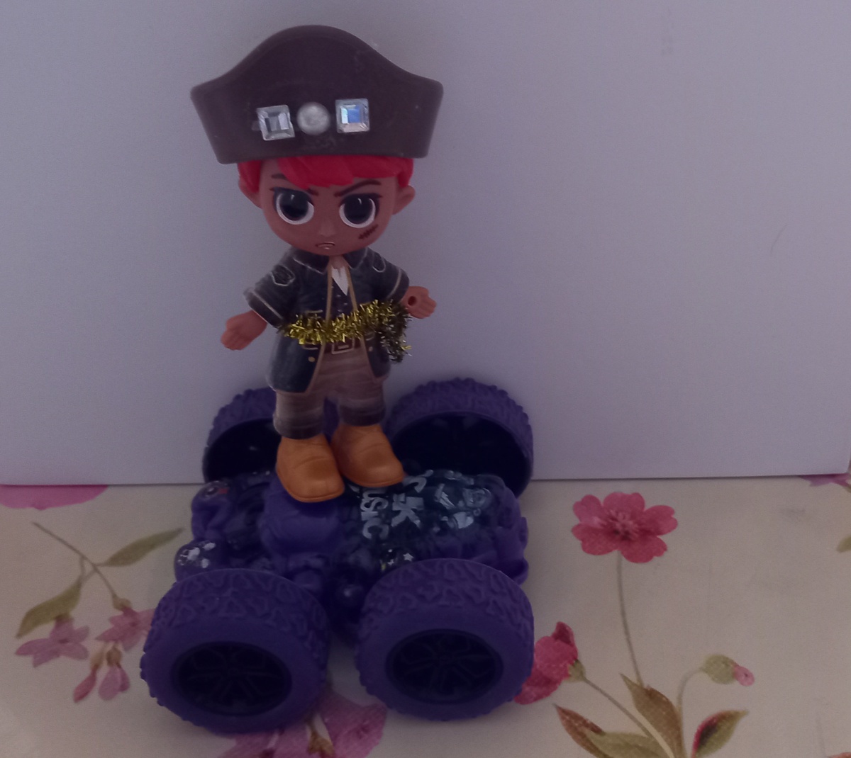 Также в кадре машинка Скорпи. Её так зовут потому что по форме и  по аэрографии она немножко напоминает скорпиона. Скорпи со мною уже давно, но на канале она впервые.