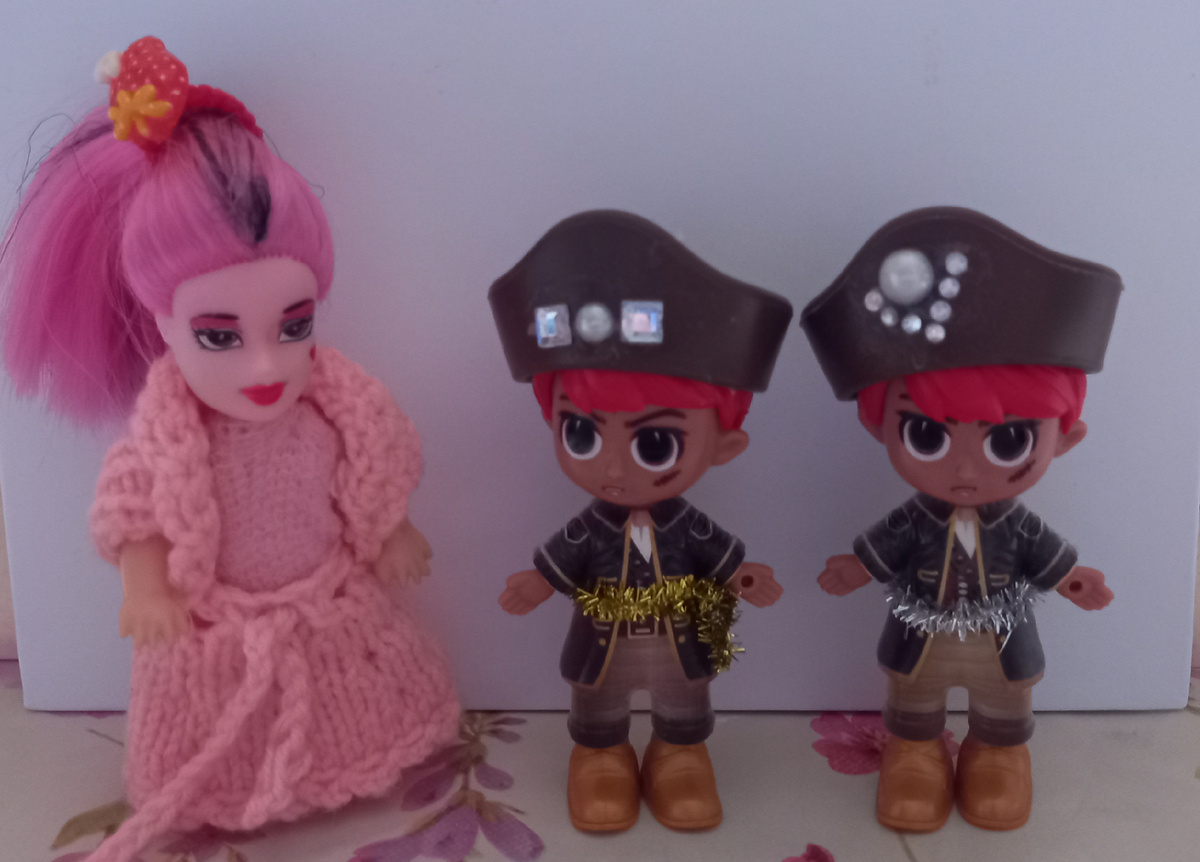 А ещё в кадре снова вампирёныш Ирэн.