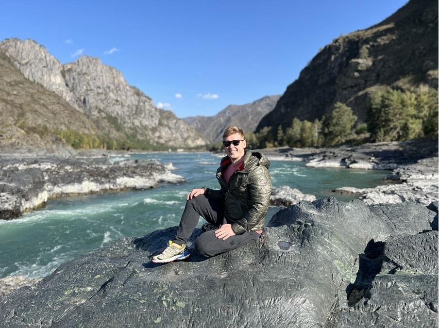 На этой фотографии я 21 сентября 2024 года. Меньше чем через 48 часов после этой фотографии я буду ехать на скорой помощи в больницу, меньше чем через 72 часа мне начнут химиотерапию, а меньше чем через 96 часов соседи по палате спросят меня: “Что, Сергей, ты когда будешь оформлять инвалидность?”, а в результатах анализов я первый раз увижу формулировку “тотальная бластная инфильтрация костного мозга”.