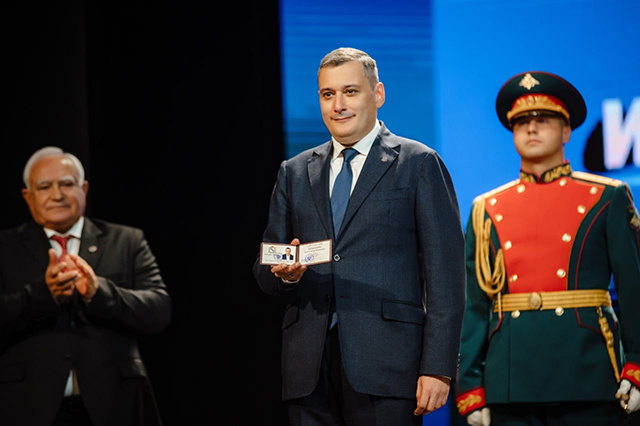    «Будем делать все, чтобы оправдать доверие курян», – сказал Александр Хинштейн на торжественной церемонии