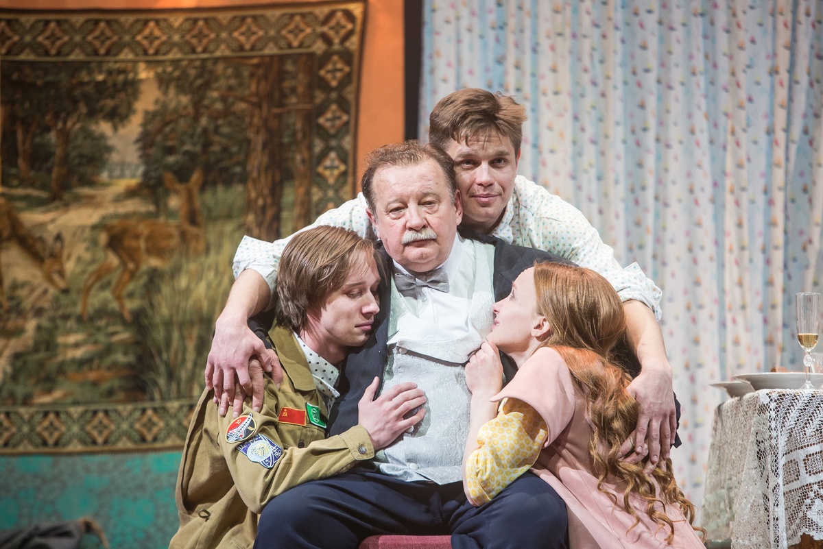    Кларнетист и отец семейства Андрей Сарафанов (в центре Леонид Громов) уверен: "Все люди - братья". / Пресс-служба Губернского театра