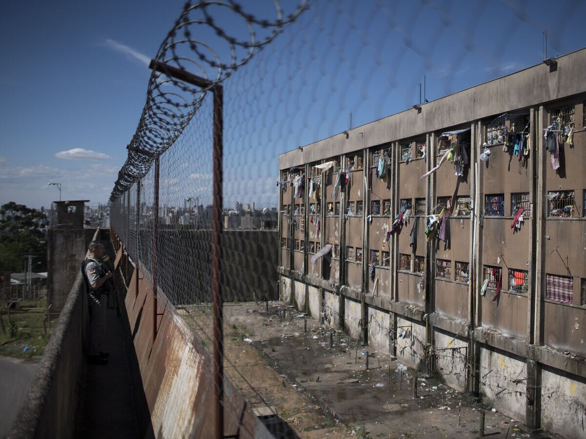    Сотрудник полиции возле тюрьмы в Порту-Алегри, Бразилия© AP Photo / Felipe Dana
