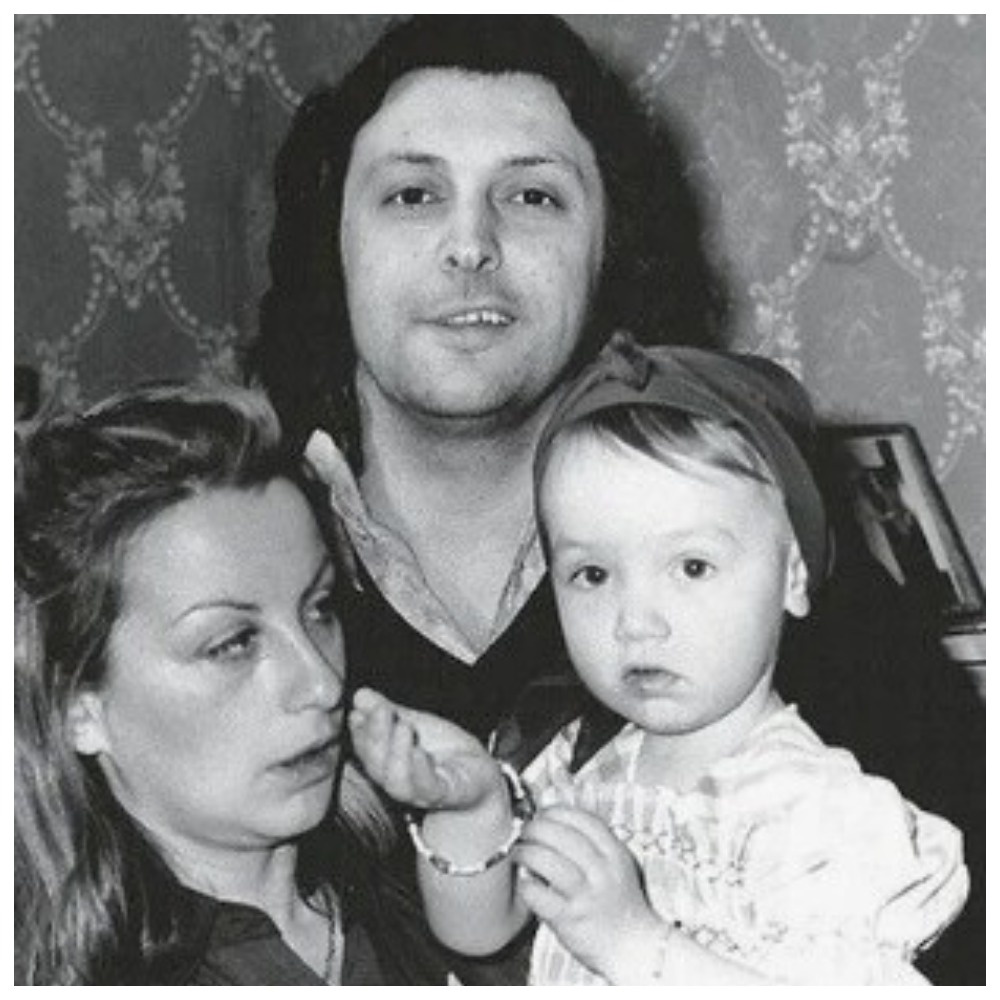 Вячеслав Добрынин с первой женой и дочкой Катей
