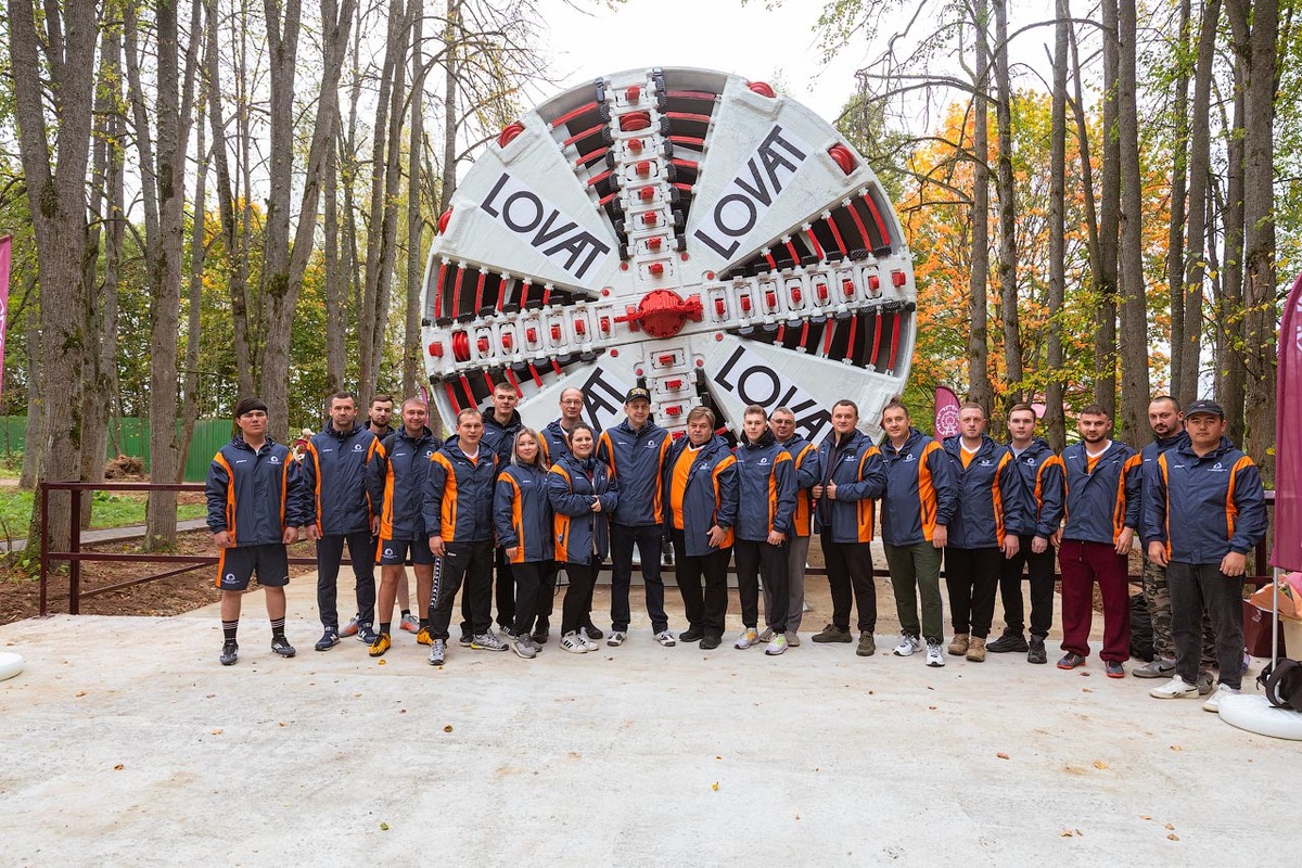 📷 1.1: Команда и щит «Клавдия» перед постаментом. Команда Тоннельного отряда-6, монтировавшая ТПМК для музейной установки.