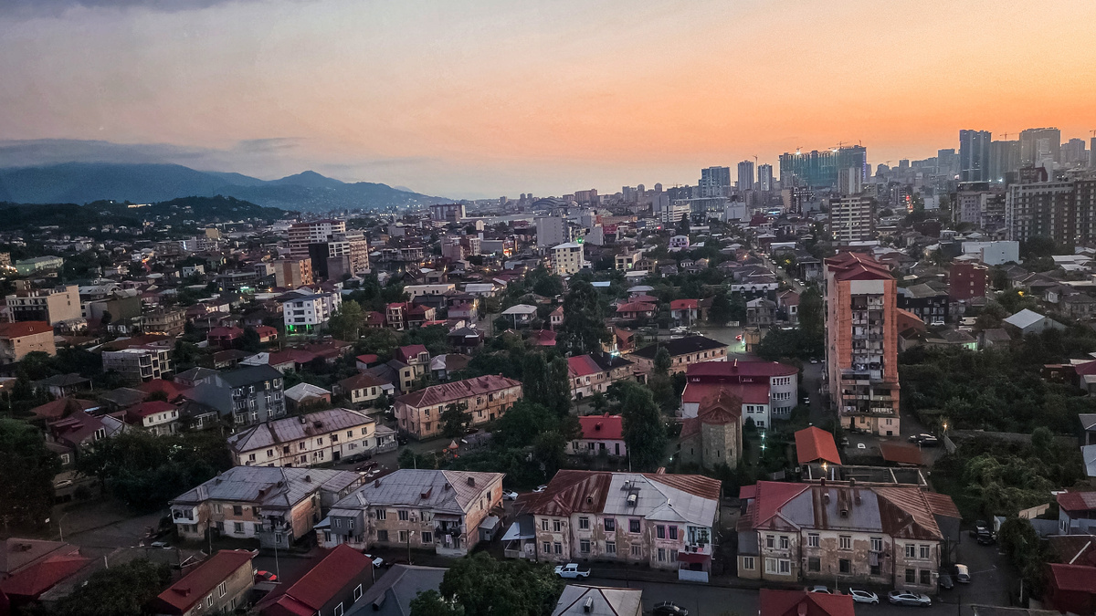 Вид на город, который открывается из окон канатной дороги 