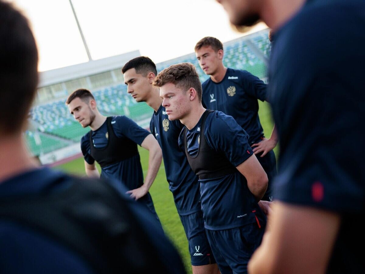    Молодежная сборная России по футболу над предыгровой тренировке в Фергане© Фото : Российский футбольный союз/Никита Попов