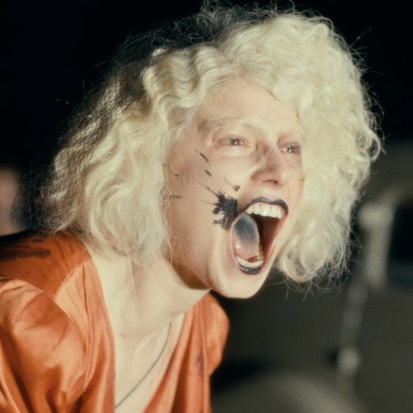     Кристиан Бэйл и Джесси Бакли собираются быть вместе до смерти в первом трейлере «Невесты»