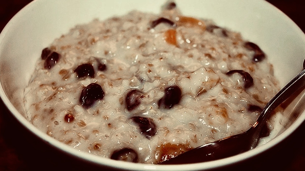 Овсяная каша на молоке с черносливом 