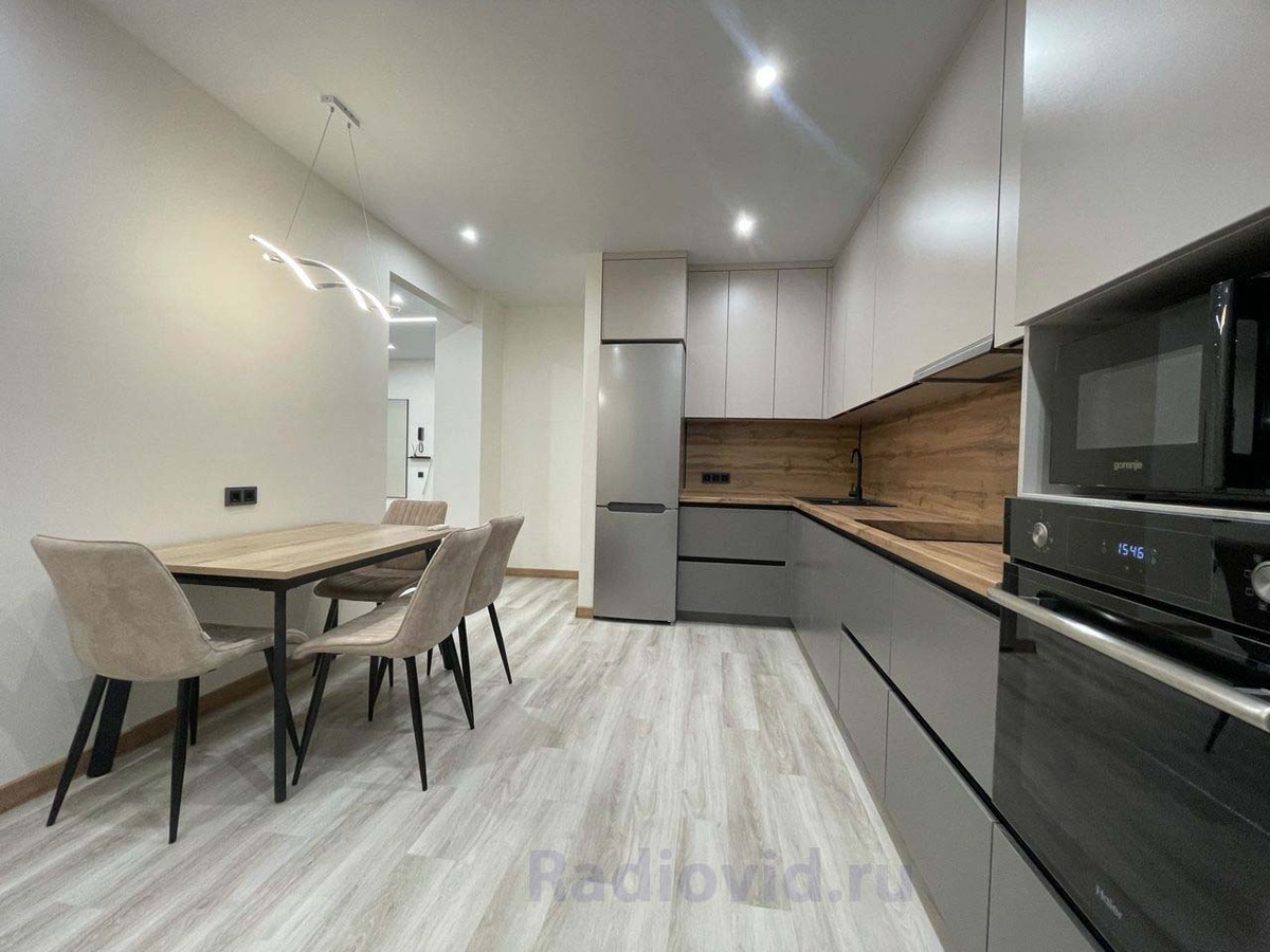 Кухонный гарнитур с ручкой Gola