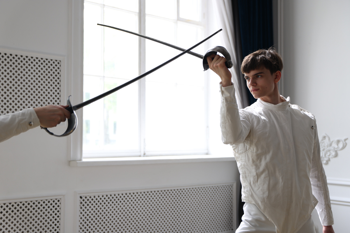 спортсмен нашего клуба с саблей в руках