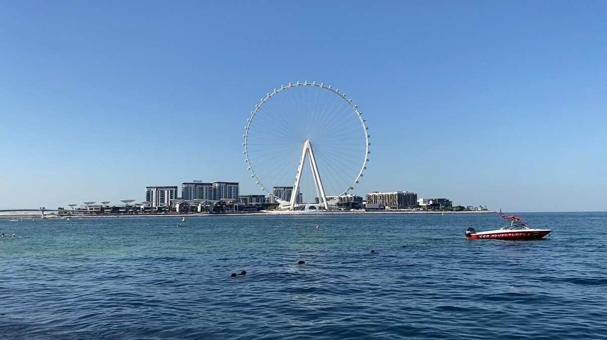 Вид на колесо обозрения со стороны Дубай Марина