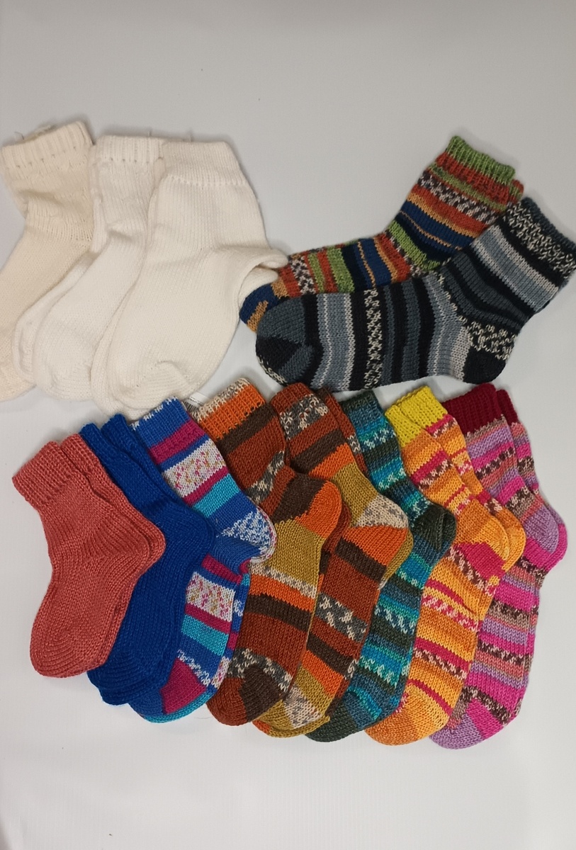 Фото Светлана Победа. Свежесвязанные разноцветные шерстяные носки. 