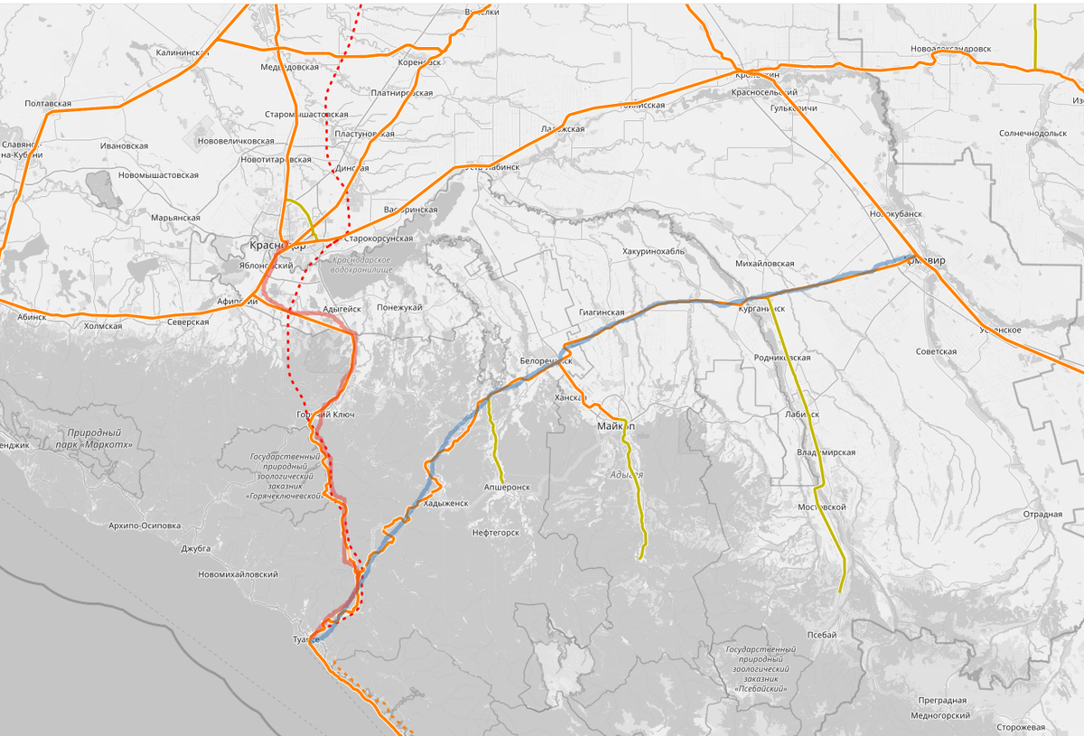 Синим - историческая Армавир-Туапсинская дорога, красным - дорога на Горячий Ключ и Краснодар. Именно по ней сейчас большинство поездов попадает на побережье. Красным пунктиром на карте зачем-то обозначили проектируемую ВСМ Москва-Сочи (когда она еще будет), на него не смотрите