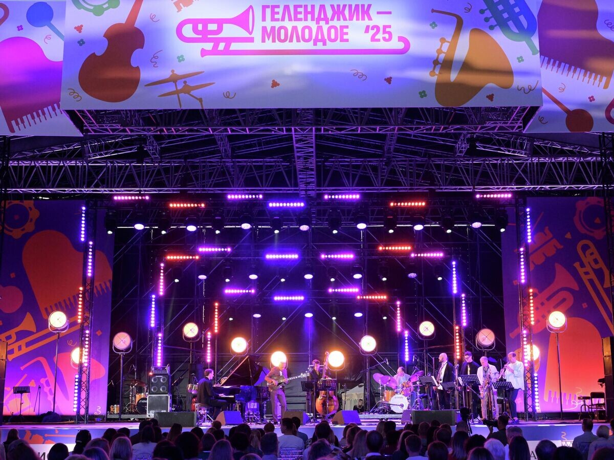   Выступление коллектива "International Jazz Ensemble" Якова Окуня на II Международном джазовом фестивале "Геленджик-молодое"© РИА Новости / Евгений Биятов